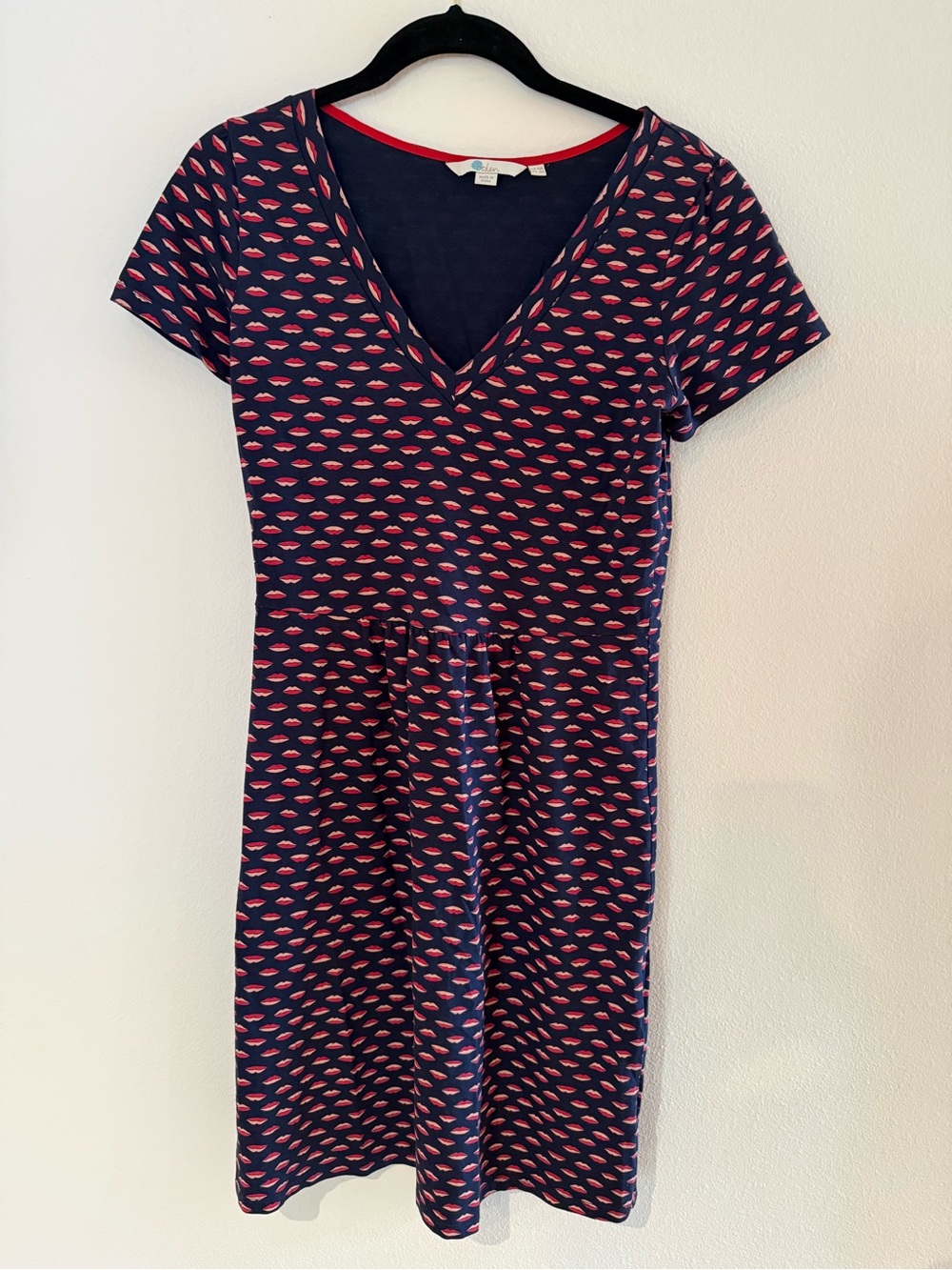 Boden Navy Red V-Neck Short-Sleeve Midi Jersey Dress with Pink Lip Print